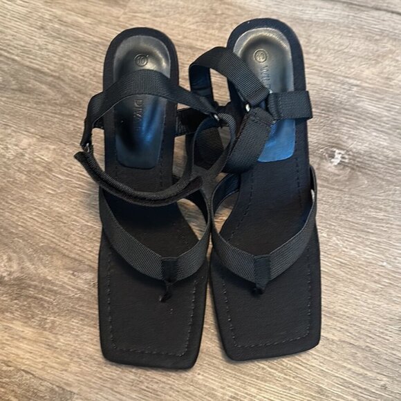 WIld Diva Black Thong Flip Flop Inspired Adjustable Strap Heel Size 10 NWT - Picture 4 of 9